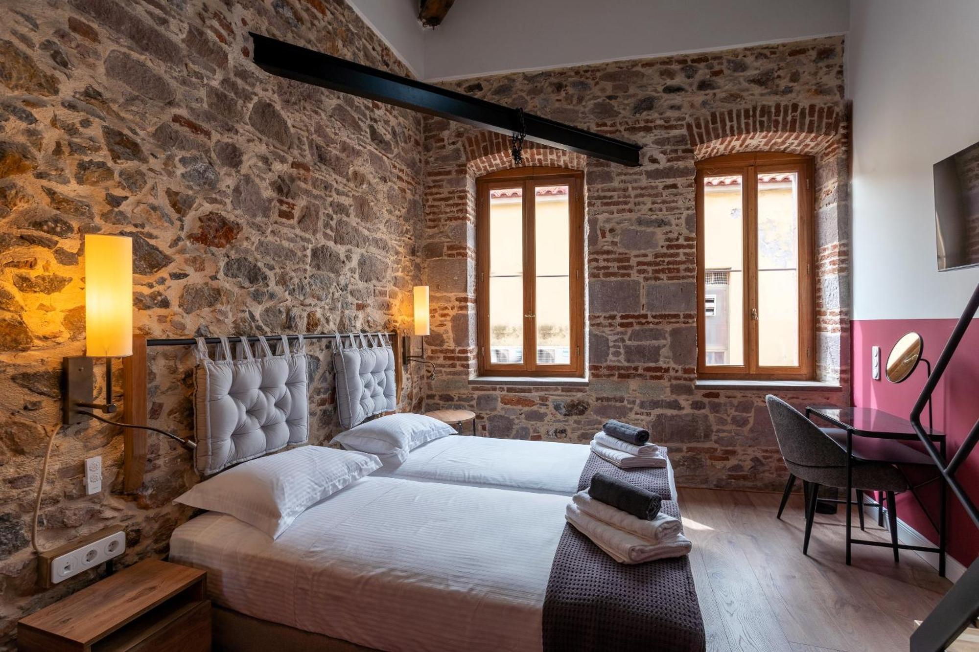 Issa Lesvos Vandrarhem Mytilíni Exteriör bild