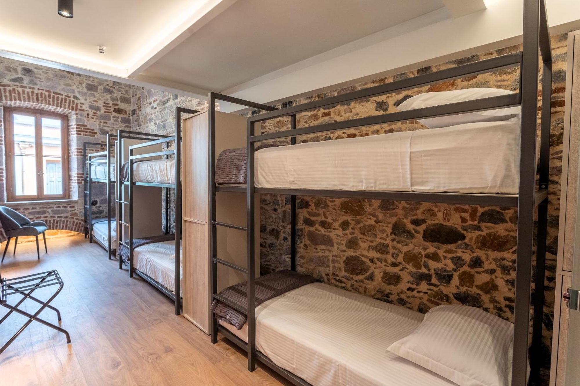 Issa Lesvos Vandrarhem Mytilíni Exteriör bild